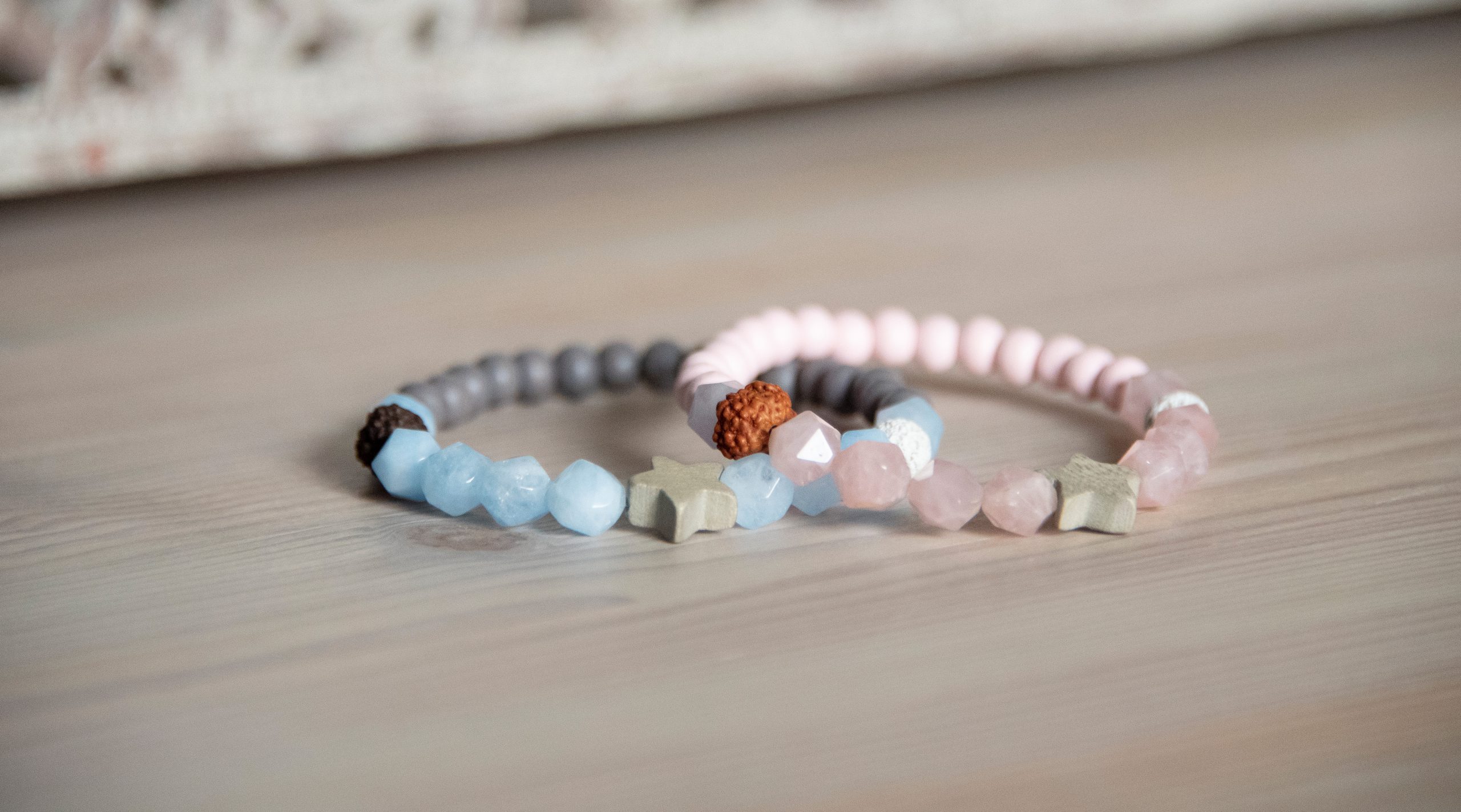 Aromaschmuck-Armbänder aus Edelsteinen, Holzkugeln und Rudraksha-Perlen von Daphne Odora